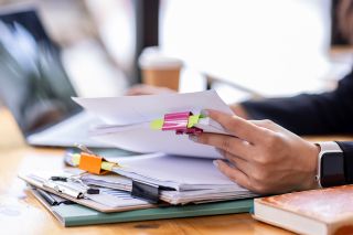 Foto: Dokumente auf Klemmbrett